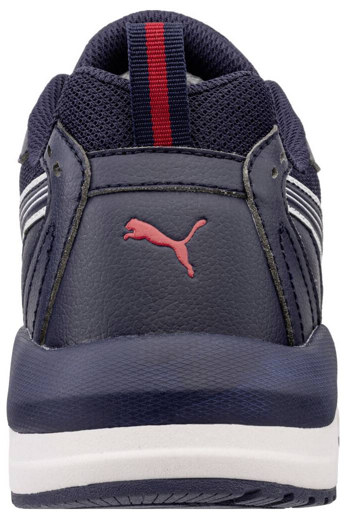 Rückansicht eines marineblauen Puma-Sportschuhs mit rotem Logo, rot gestreifter Fersenklappe und weißer Sohle.