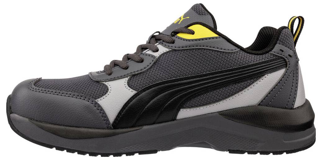 Grauer und schwarzer Sportschuh mit gelben Akzenten, in Seitenansicht auf weißem Hintergrund dargestellt.