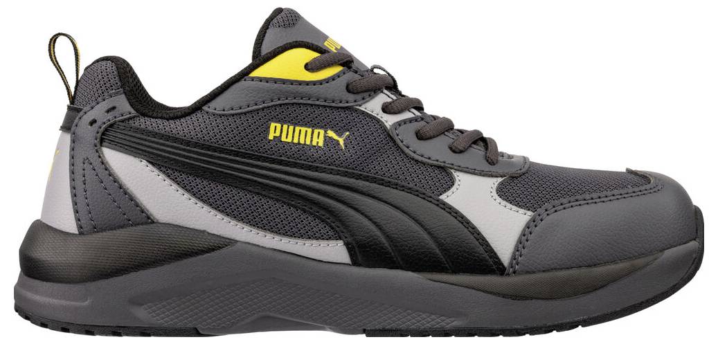Grauer und schwarzer Puma-Sportschuh mit gelbem Logo, in der Seitenansicht auf weißem Hintergrund dargestellt.
