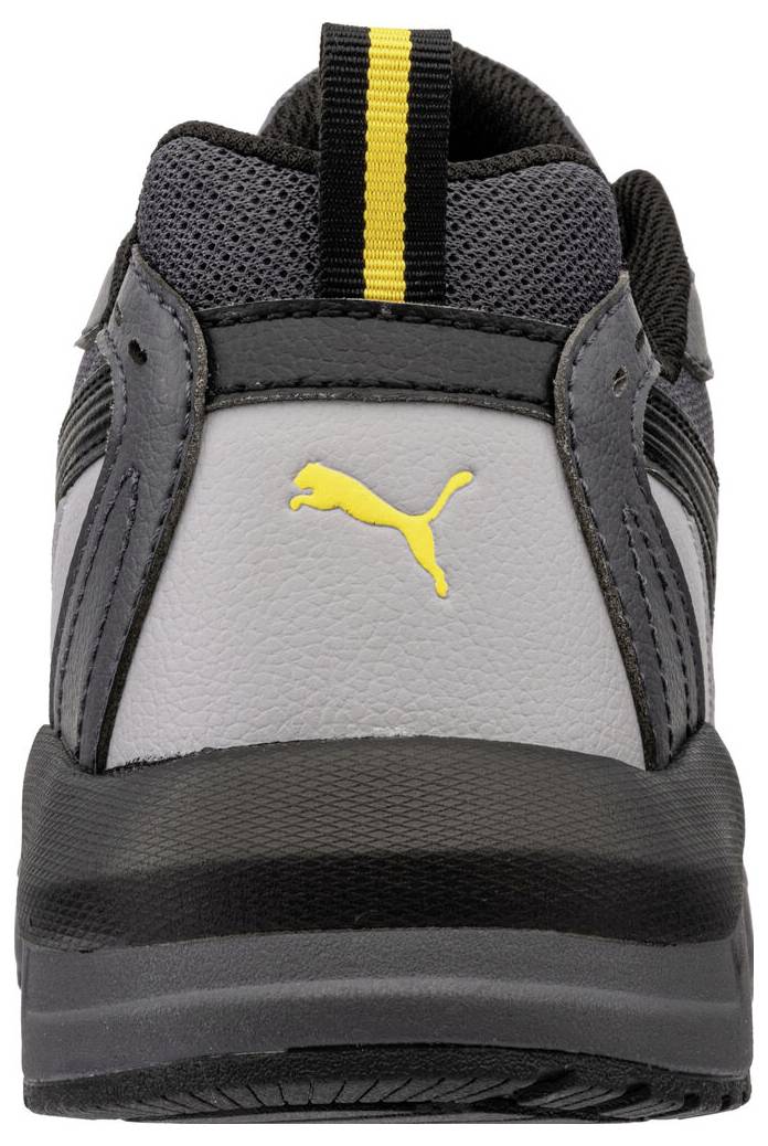Rückansicht eines schwarzen und grauen athletischen Puma-Schuhs mit einem gelben Fersenstreifen und Logo.