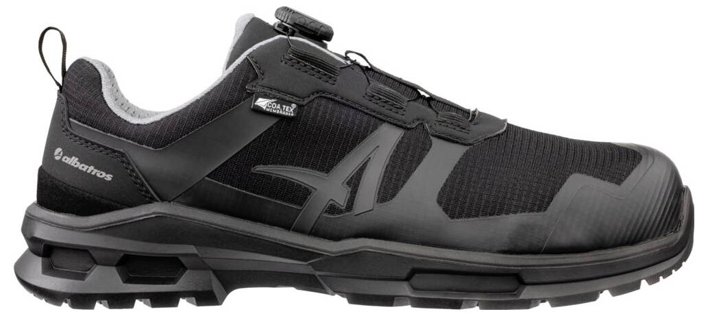 Schwarzer Trailrunningschuh in Seitenansicht, mit robuster Sohle, Mesh-Obermaterial und Quick-Lace-System.