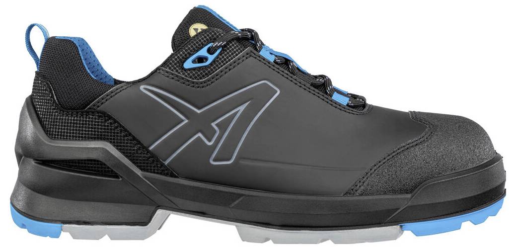 Schwarzer und blauer, niedriger athletischer Arbeitsschuh mit Schutzkappe an der Zehenpartie und robuster Sohle, in Seitenansicht auf weißem Hintergrund dargestellt.