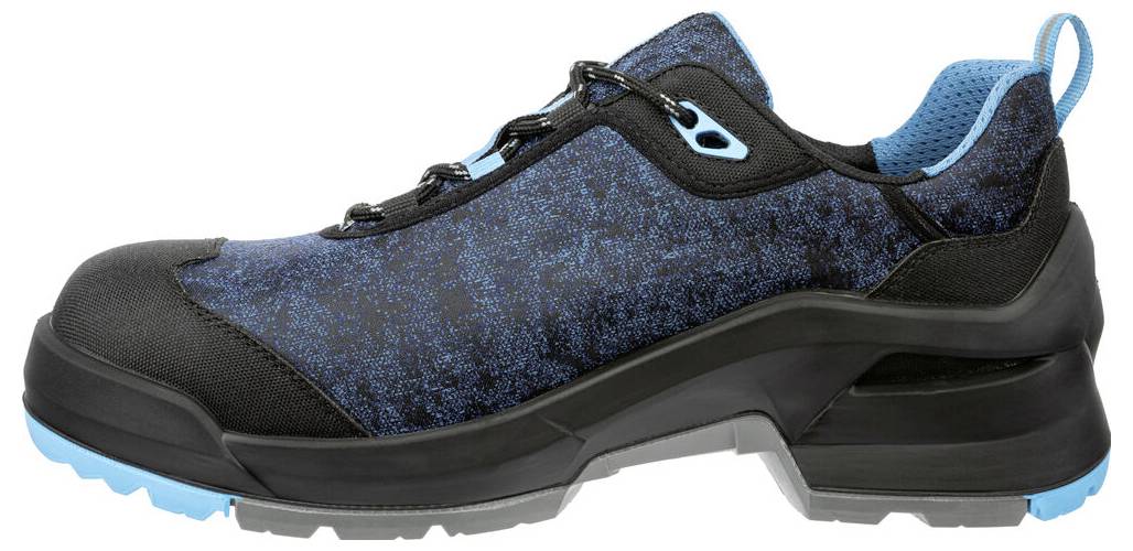 Schwarz-blauer Sportschuh in Seitenansicht mit robuster Sohle und gepolstertem Schaft auf weißem Hintergrund.