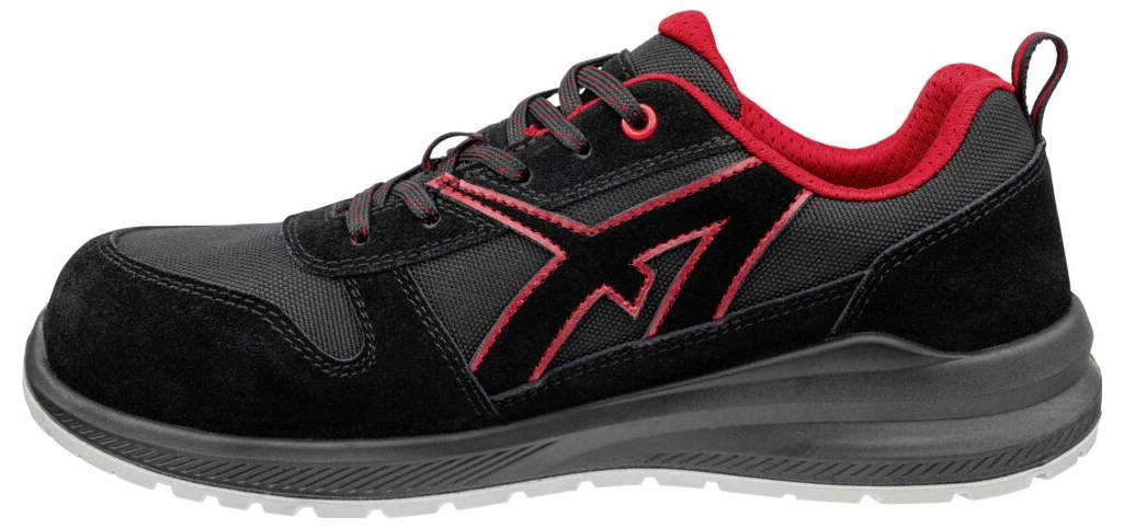 Schwarzer und roter Sportarbeitschuh mit Schnürverschluss vorne und gepolsterter Sohle, in Seitenansicht auf weißem Hintergrund gezeigt.