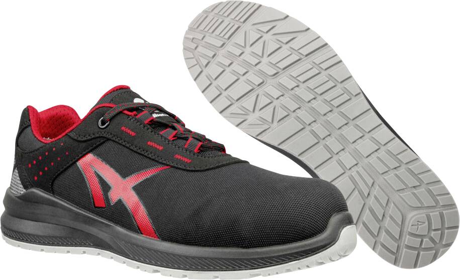 Schwarzer und roter Sportschuh mit Seiten- und Laufsohlenansichten, die die strukturierte Sohle und das Schnürobereil hervorheben.