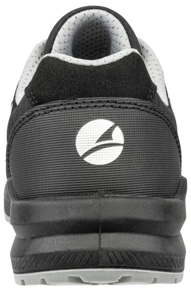 Rückansicht eines schwarz-grauen Sportschuhs mit einem Logo auf der Ferse, vor weißem Hintergrund dargestellt.