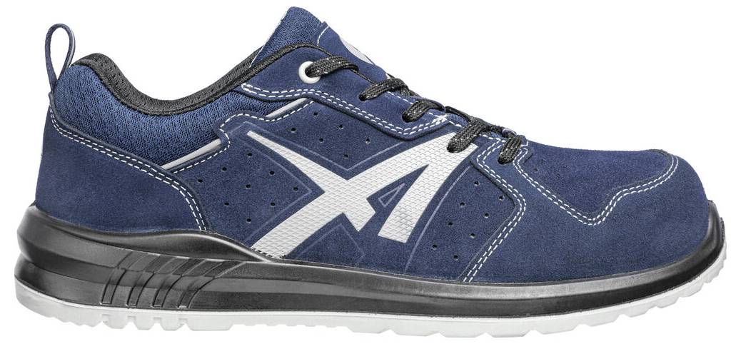 Blauer niedrig geschnittener athletischer Arbeitsschuh mit schwarzer Sohle, weißem Logo und reflektierenden Akzenten, gezeigt in Seitenansicht.