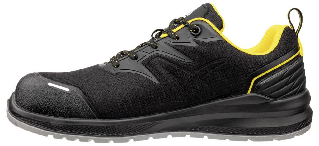 Schwarz-gelber Sportschuh in Seitenansicht auf weißem Hintergrund.