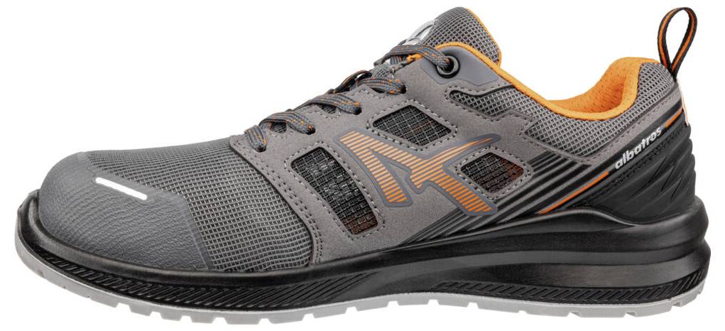 Grauer und orangefarbener Sportarbeitschuh, in Seitenansicht auf weißem Hintergrund dargestellt.
