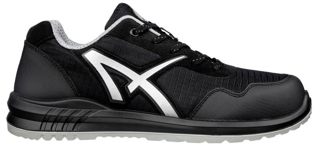 Schwarzer sportlicher Sneaker mit weißem Logo und schwarzer Sohle, in Seitenansicht auf weißem Hintergrund dargestellt.