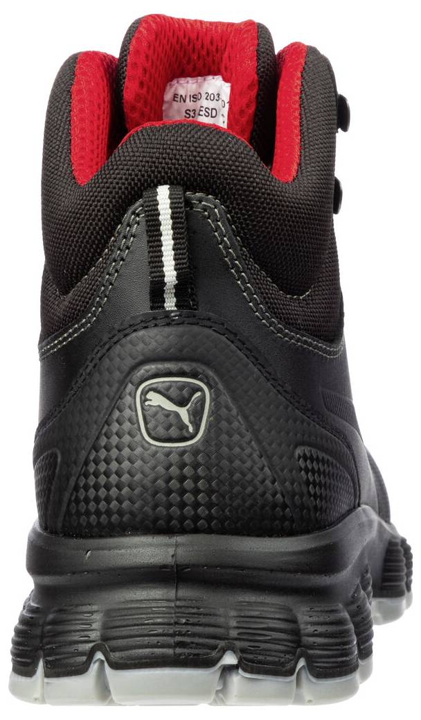 Schwarzer und roter Puma-Sportschuh von hinten gezeigt, mit dicker Profilsohle und Logo auf der Ferse.