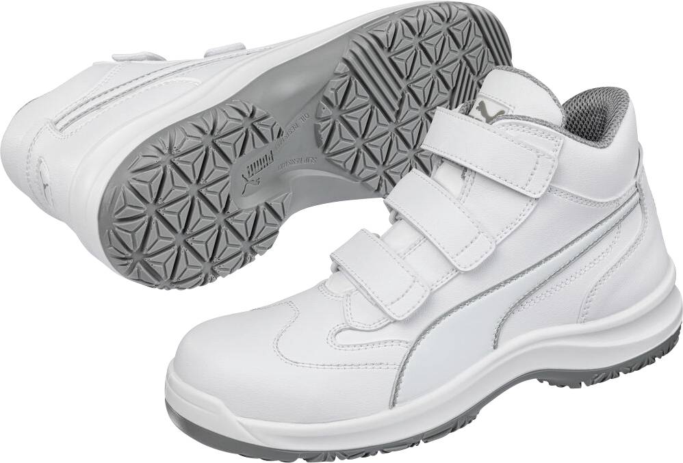 Weißer Sportschuh mit drei Klettverschlüssen in der Seitenansicht, wobei die Außensohlenlauffläche am angehobenen zweiten Schuh sichtbar ist.