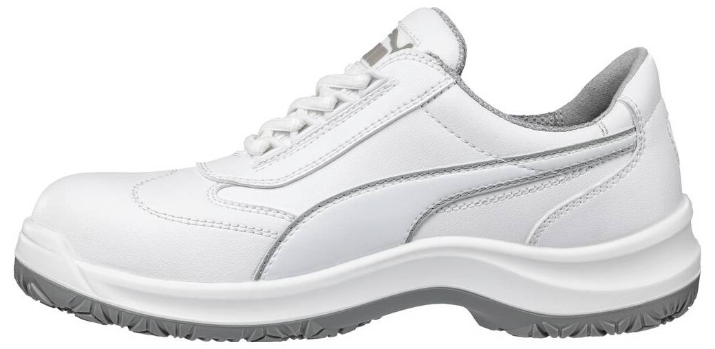 Weißer sportlicher Walkingschuh mit grauer Sohle und silbernen Seitenelementen, in Seitenansicht auf weißem Hintergrund dargestellt.