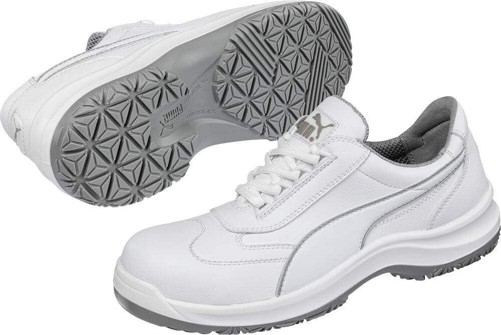 Weiße Puma-Sportschuhe gezeigt von Seiten- und Sohlenansichten, mit strukturierter Gummilaufsohle und niedrigem Schnitt mit Schnürsystem.
