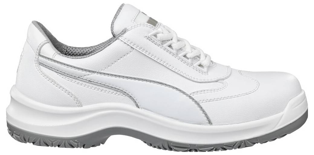 Weißer Sportschuh mit grauer Sohle und silbernem Seitenstreifen, in Seitenansicht auf weißem Hintergrund dargestellt.