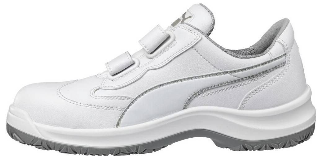 Weißer Slip-On-Sportschuh mit grauen Akzenten und einer dicken weiß-grauen Sohle, gezeigt in Seitenansicht auf einfachem Hintergrund