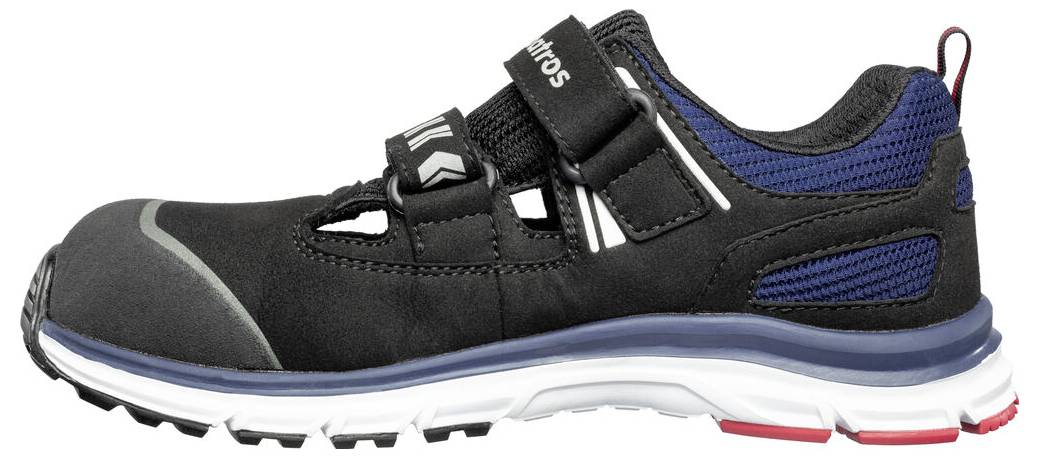Schwarz-blaue Sportschuh mit weißer Sohle, von der Seite auf weißem Hintergrund dargestellt.