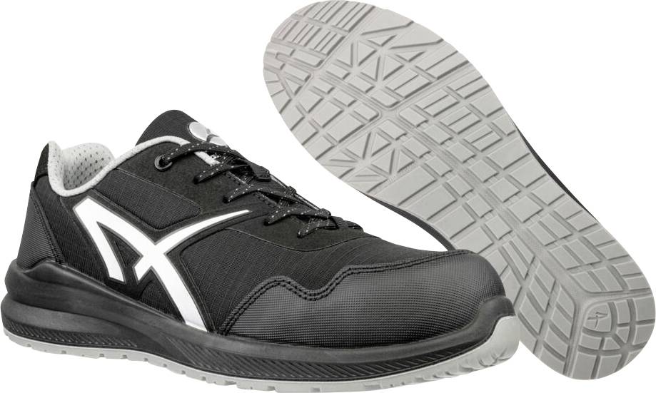 Schwarzer Sportschuh mit weißem Logo neben seiner grauen Profilsohle auf weißem Hintergrund dargestellt.