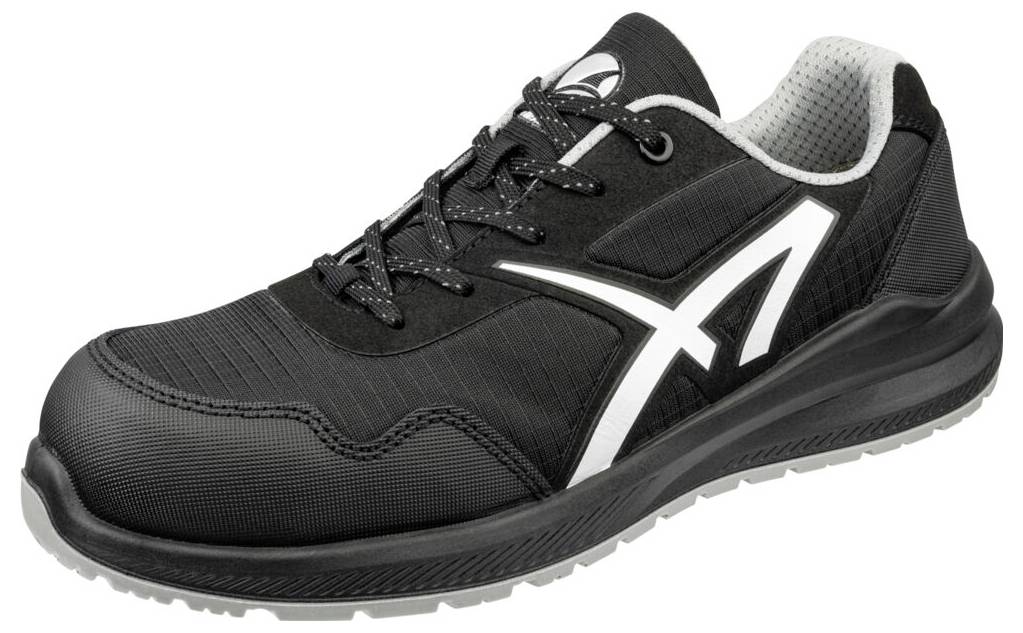 Schwarzer Sportschuh mit weißem Logo und schwarzer Sohle, gezeigt auf weißem Hintergrund.
