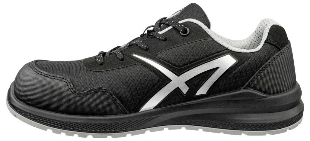 Schwarzer Sportschuh in Seitenansicht mit weißem Logo und dunkler Sohle, auf weißem Hintergrund dargestellt.
