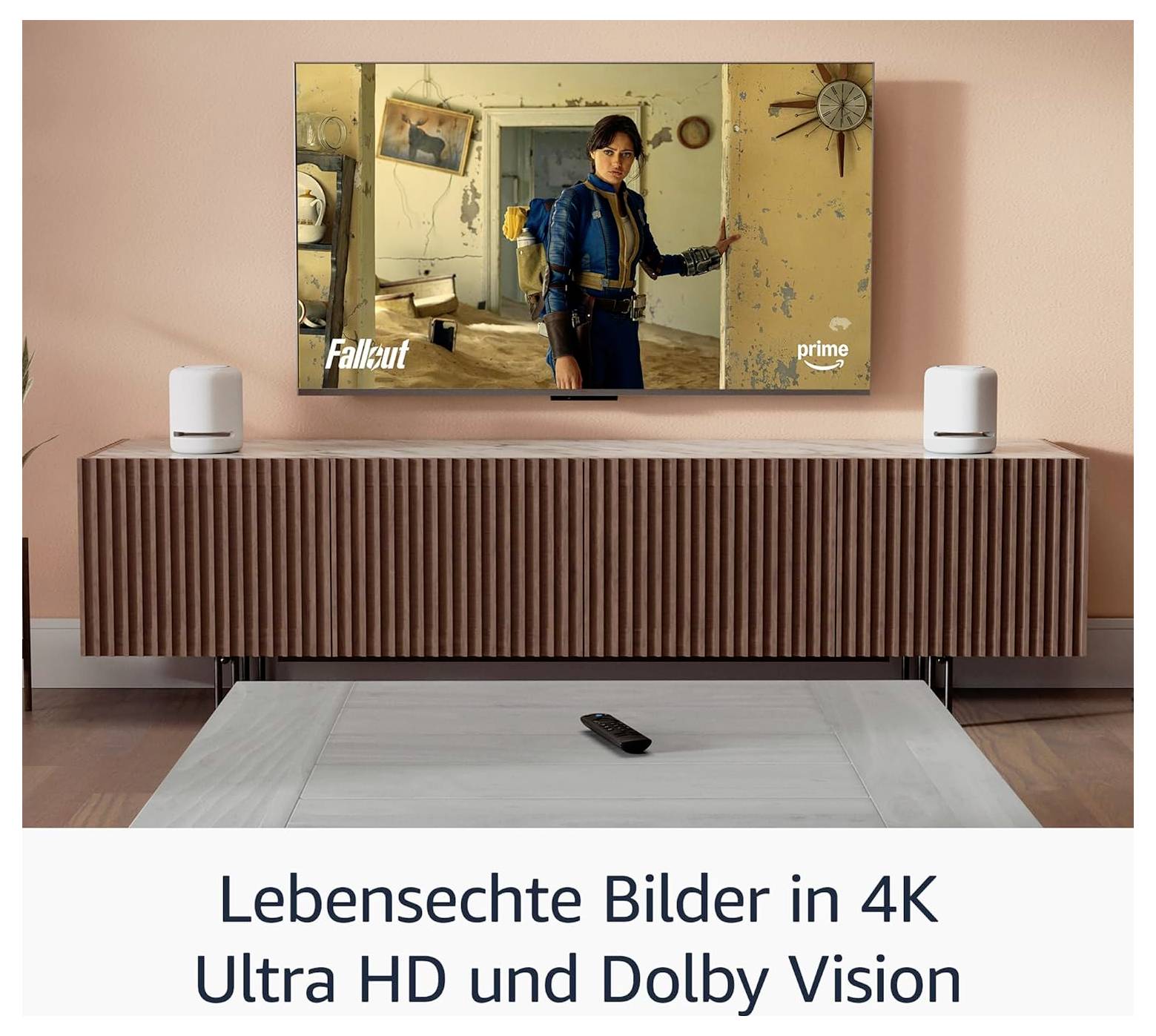 Ein Fernseher in einem modernen Wohnzimmer zeigt eine 