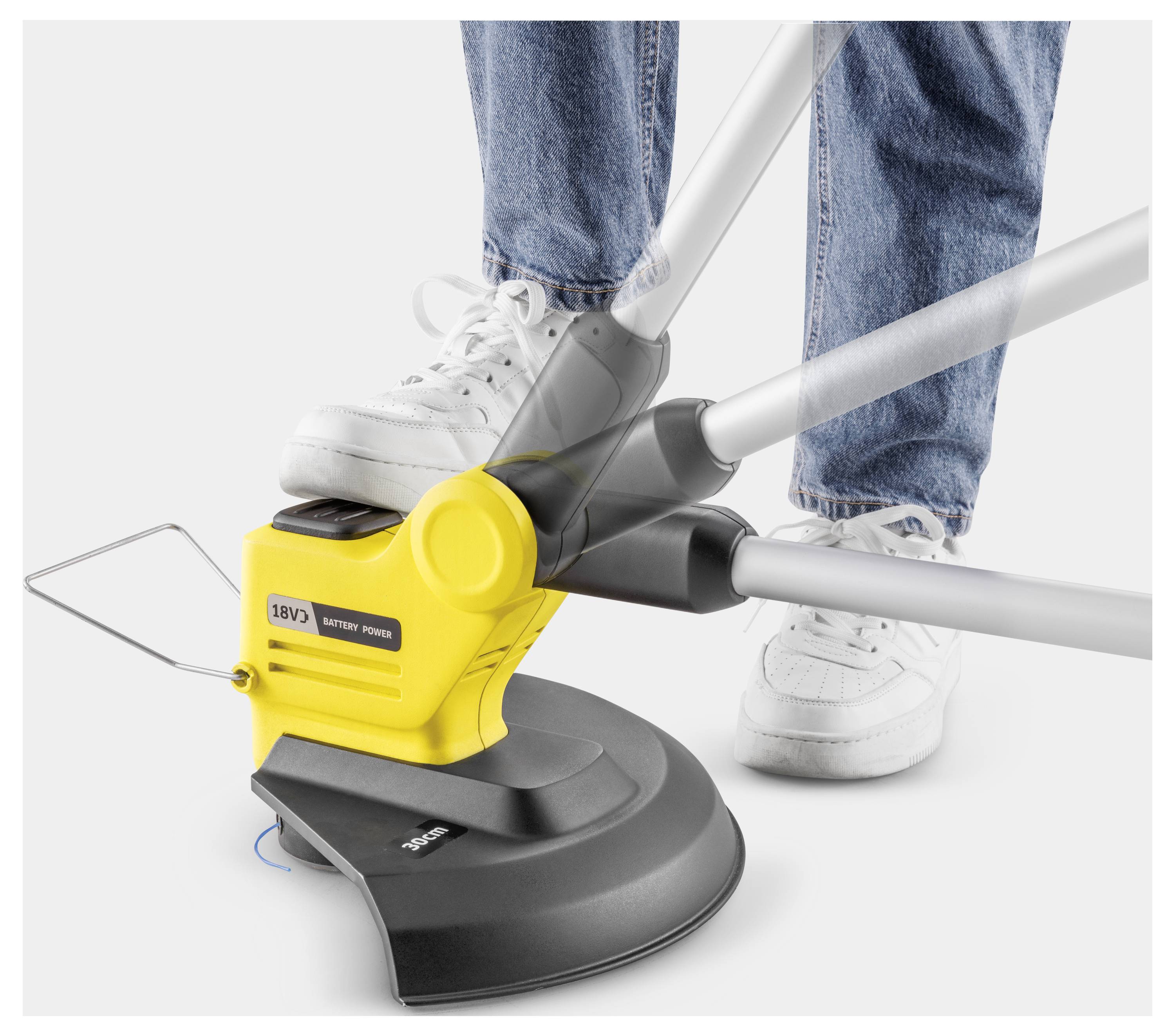 Person mit einem gelben kabellosen Fadentrimmmer, mit sichtbaren Schuhen und Beinen, der in der Nähe einer weißen Bodenfläche trimmt.