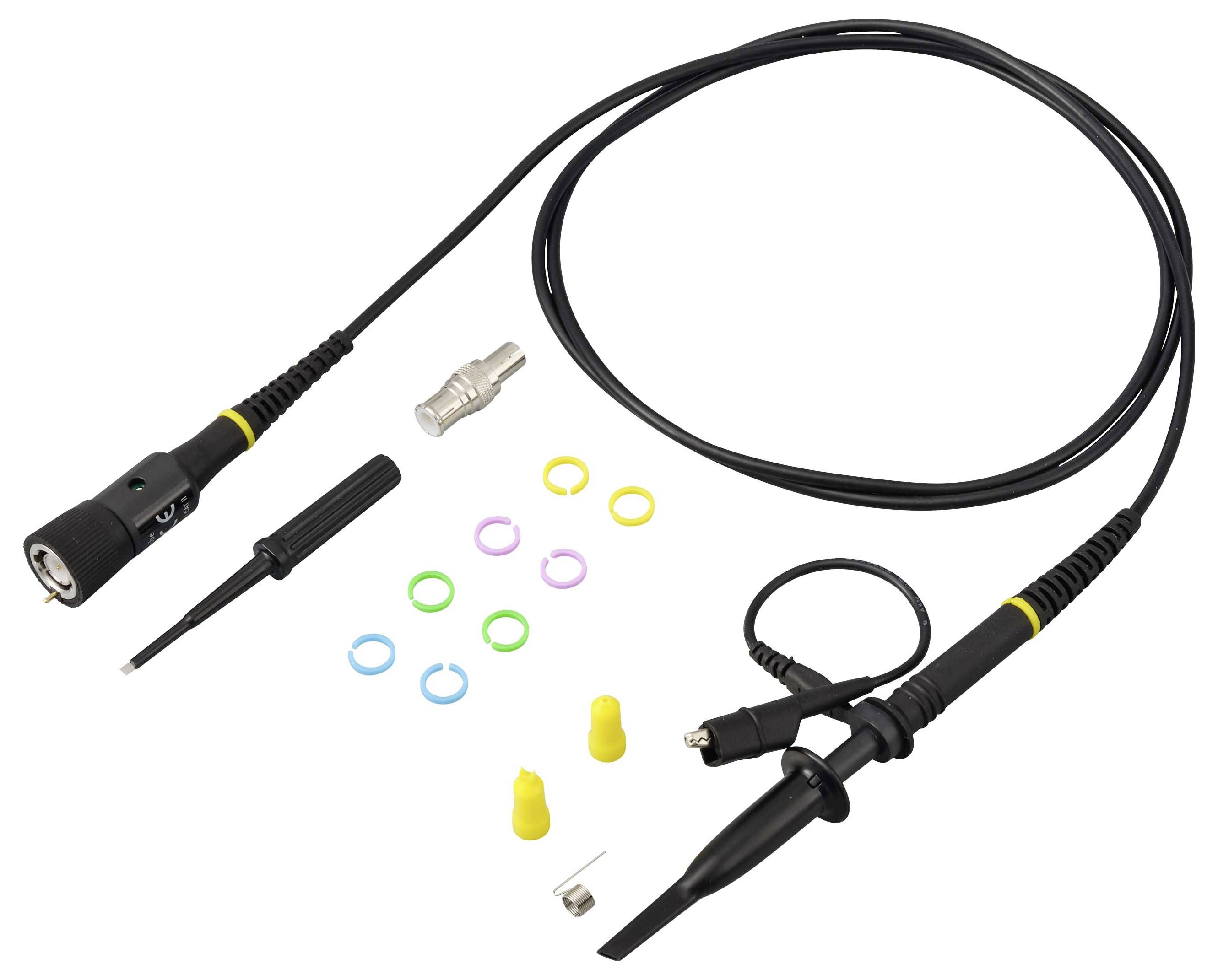 Kit mit schwarzem Kabelzubehör mit Koax-Steckverbindern, Metalladapter, kleinem Werkzeug und farbigen O-Ringen, angeordnet auf weißem Hintergrund.