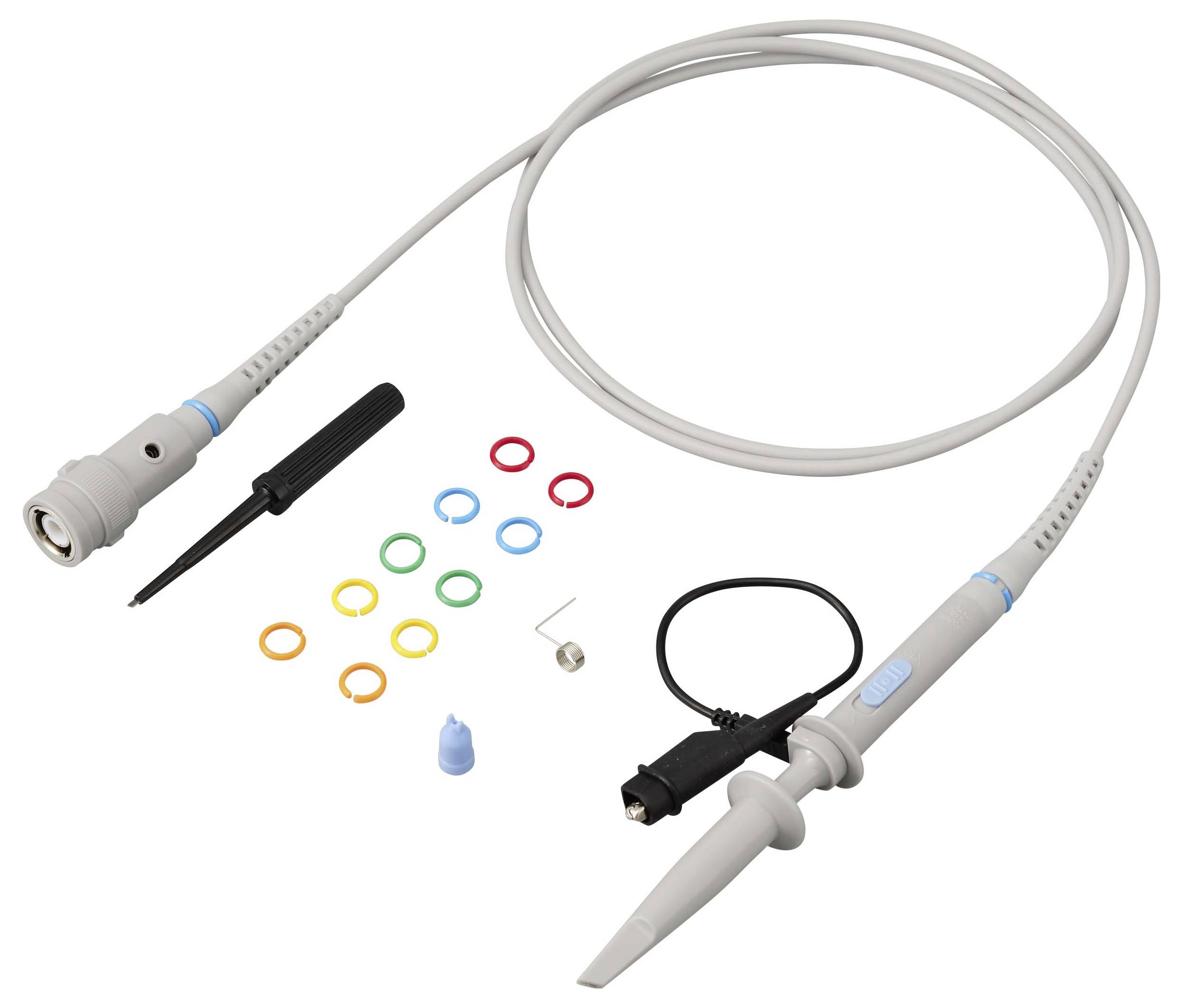 Medizinisches Endoskop-Sonde mit angebrachtem Kabel, austauschbaren farbigen Ringen, Spitzenzubehör und kleinen Werkzeugen, die auf weißem Hintergrund angeordnet sind.