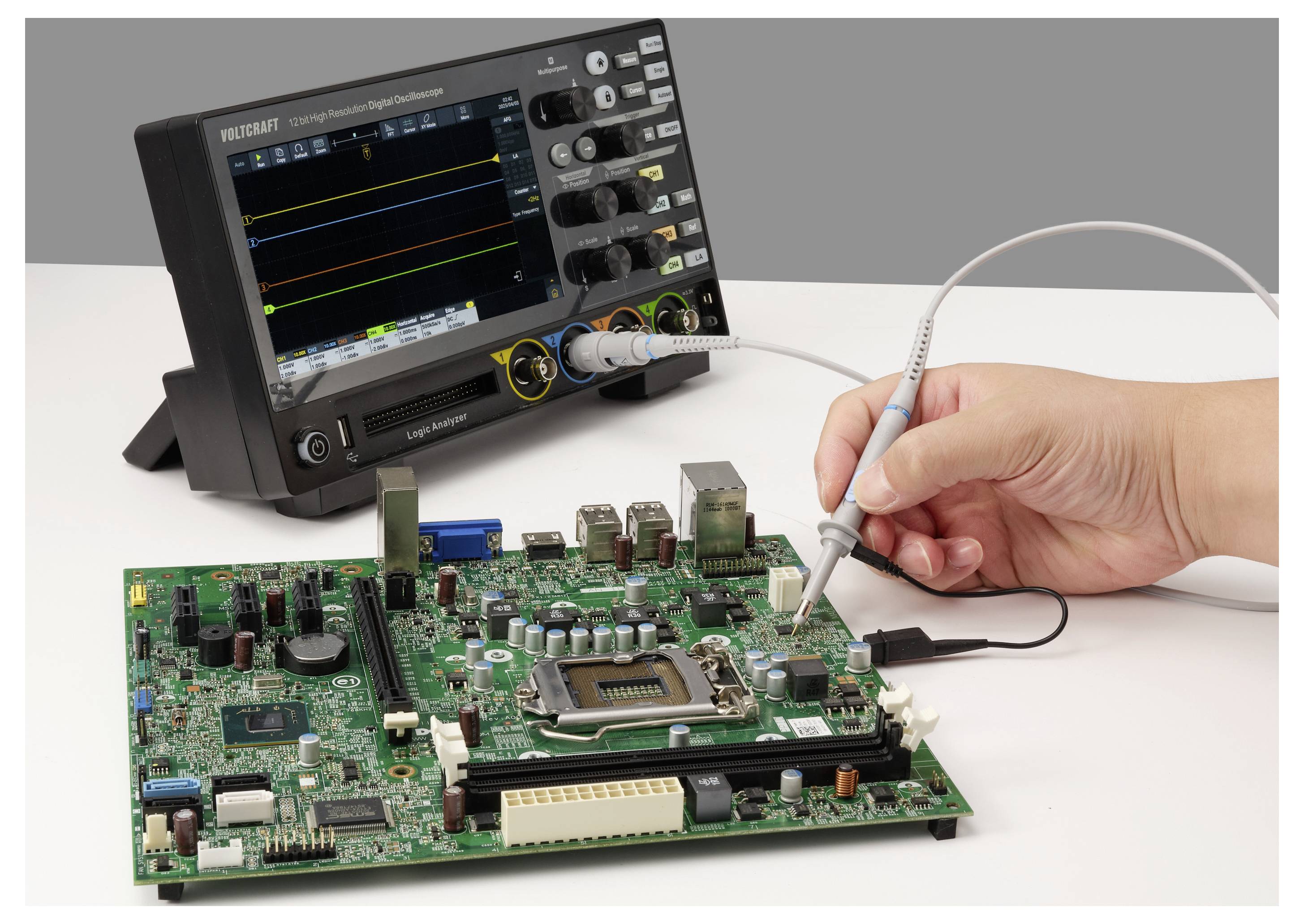 Hand mit einer Oszilloskopsonde zum Testen einer Computermainboard; Wellenformmonitor zeigt Signale im Hintergrund an.
