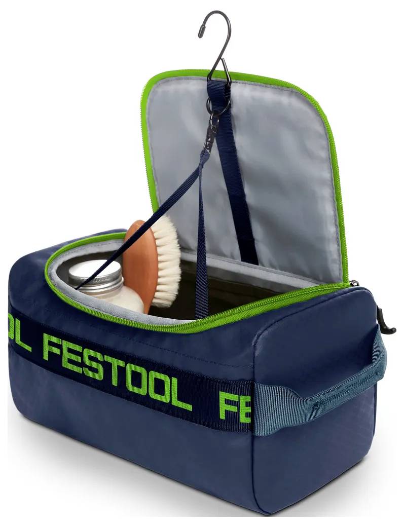 Offene Marineblaue Werkzeugtasche mit grünem Besatz und Aufhängehaken, enthaltend Reinigungsbürsten und ein Metalleimer, auf weißem Hintergrund.
