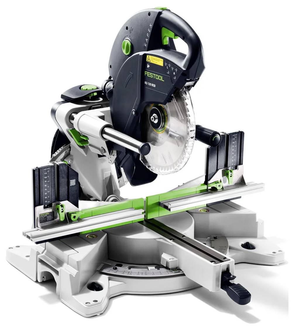 Kappsäge mit Gleitschienen und Winkelmesser auf weißem Hintergrund, zeigt ein grün-schwarzes Festool-Werkzeug.