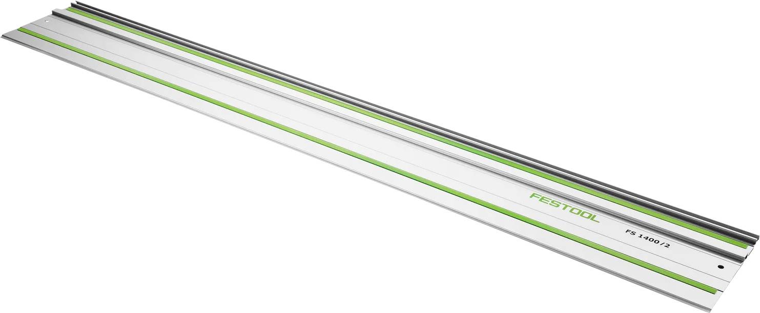 Lange silberne Metallführungsschiene mit grünem Festool-Branding, diagonal auf weißem Hintergrund dargestellt.