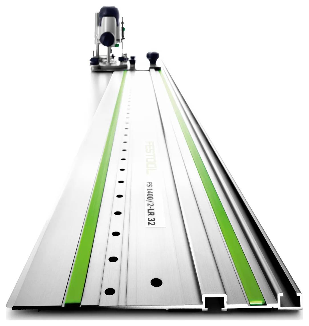 Aluminium-T-Profil-Arbeitsfläche mit grünen Führungsleisten und Linealmessungen, verwendet zum präzisen Schneiden oder Fräsen.