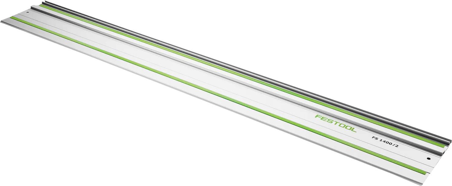 FESTOOL Führungsschiene in Perspektivdarstellung, lange silberne Stahlschiene mit grünem Streifen und schwarzen Antirutschstreifen.