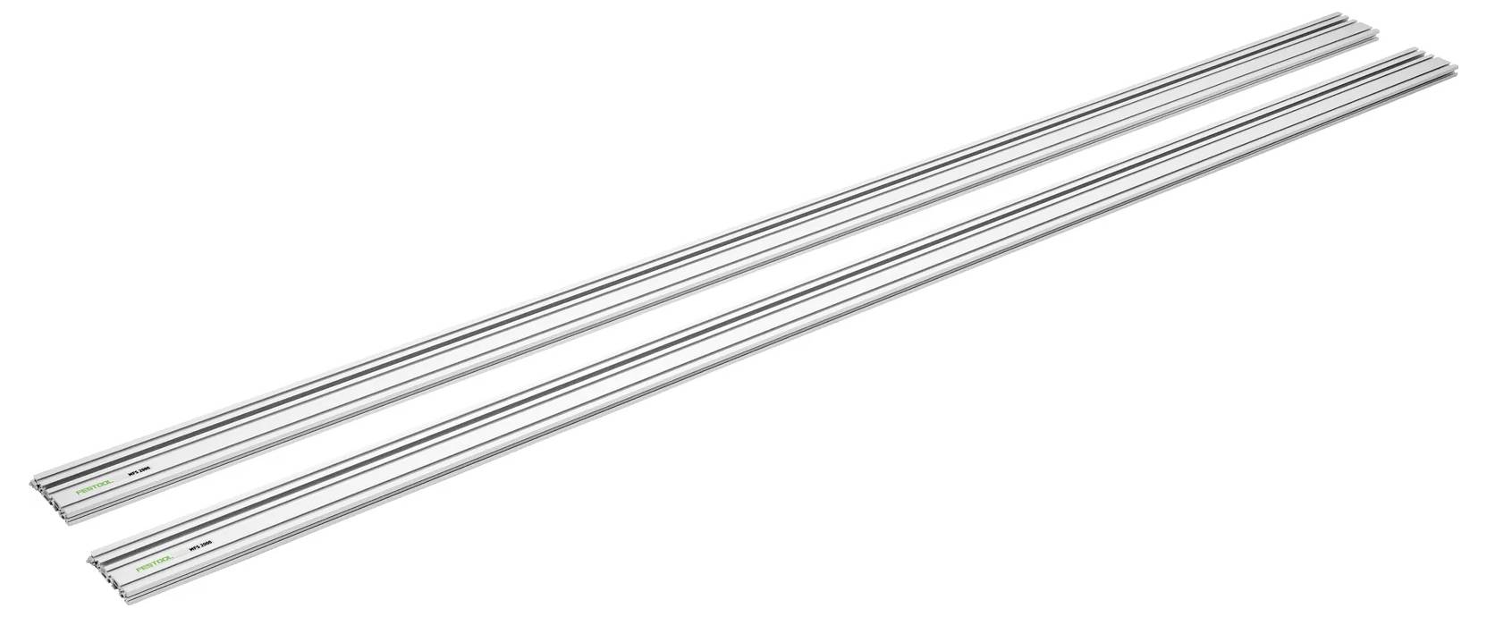 Drei lange silberne Metallschienen oder Gleise diagonal auf weißem Hintergrund angeordnet, jedes mit Rillen und kleinen farbigen Endmarkierungen.