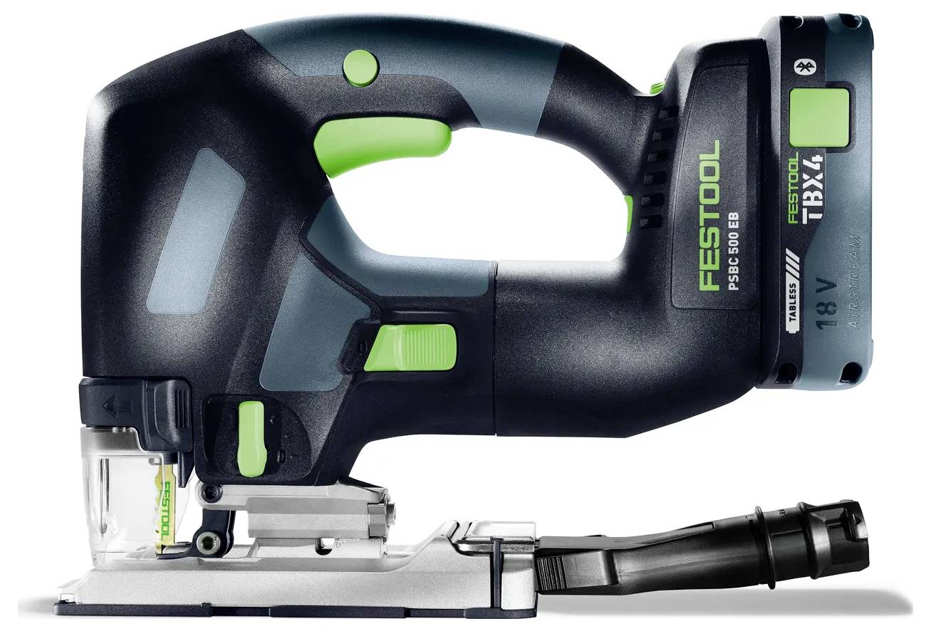 Kabellose Festool-Stichsäge, Seitenansicht, zeigt das schwarzgrüne Werkzeug mit Sägeblatt und Grundplatte auf weißem Hintergrund.