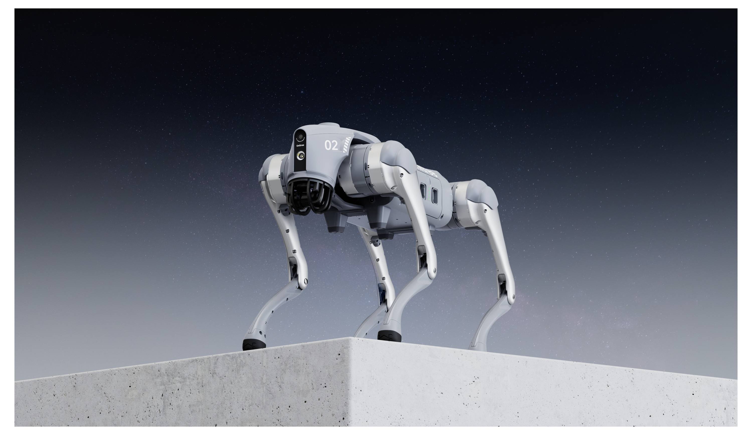 Vierbeiniger Roboterhund steht auf einem Betongesims vor einem dunkel abgestuftem Himmel.