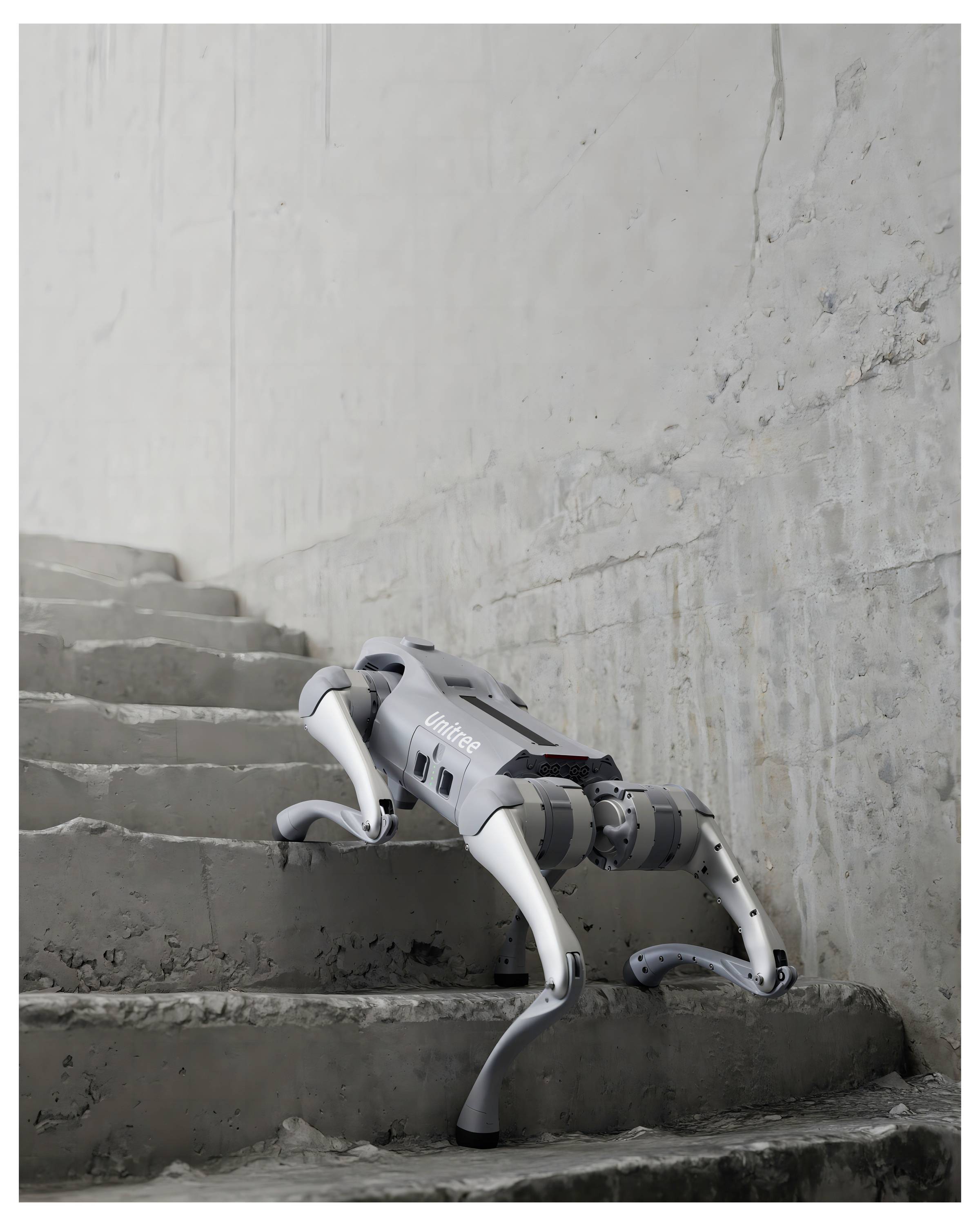 Vierbeiniger Roboter erklimmt Betontreppen in einem unfertigen Treppenhaus und zeigt Mobilität auf rauen Oberflächen.
