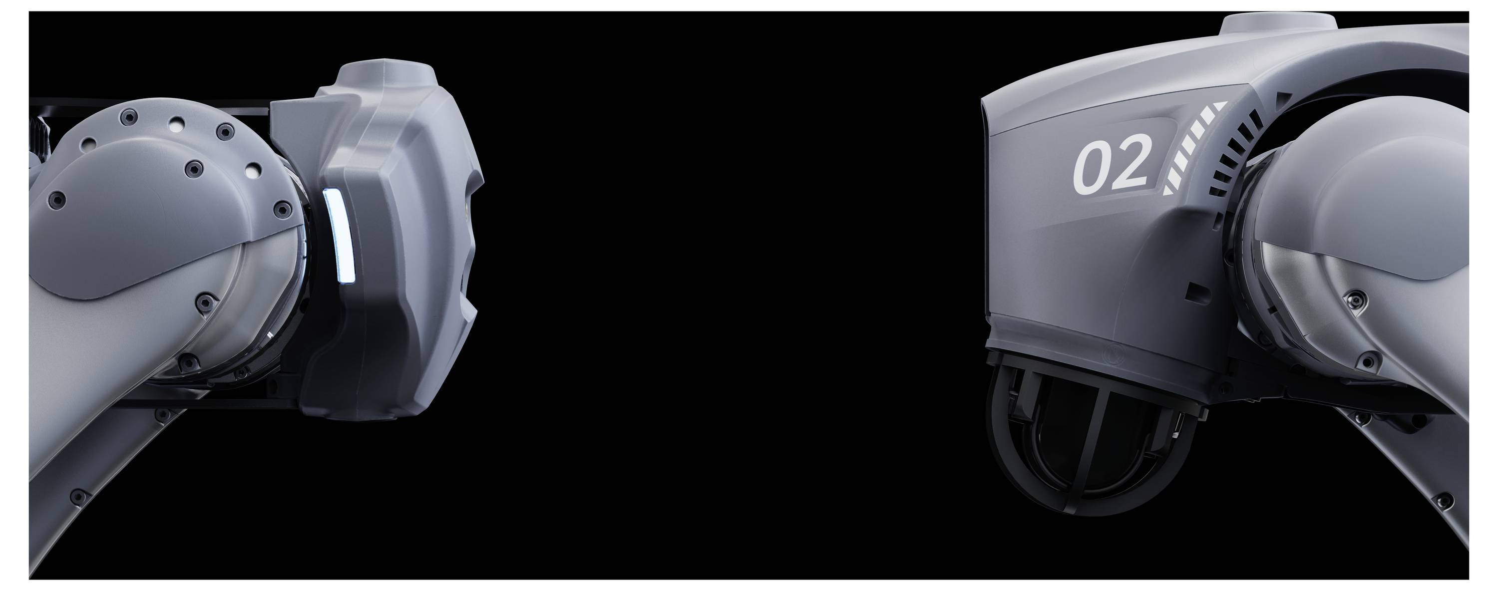 Nahaufnahme von zwei grauen mechanischen Roboterarm gegenüber voneinander vor einem schwarzen Hintergrund, wobei einer mit „02