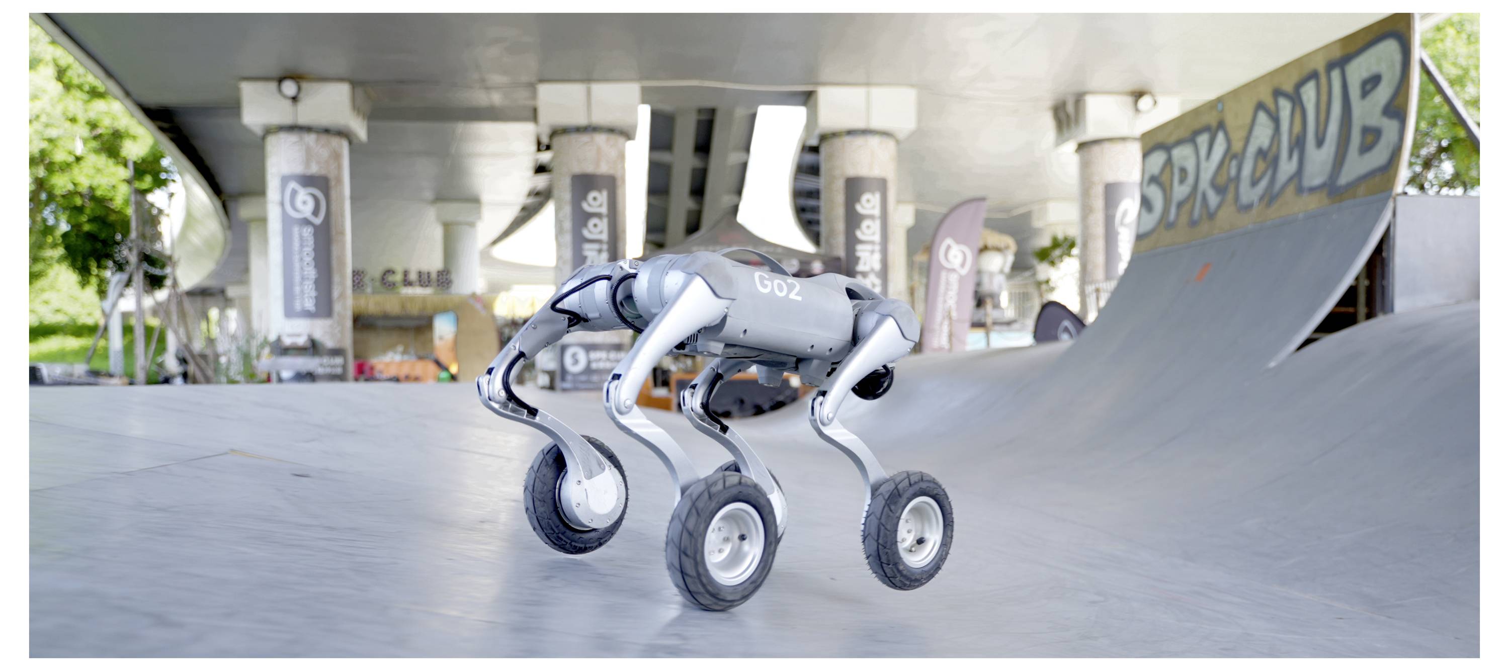Quadruped-Roboter, der eine Skatepark-Rampe unter einer Überführung entlang geht, mit einem „SK8 CLUB