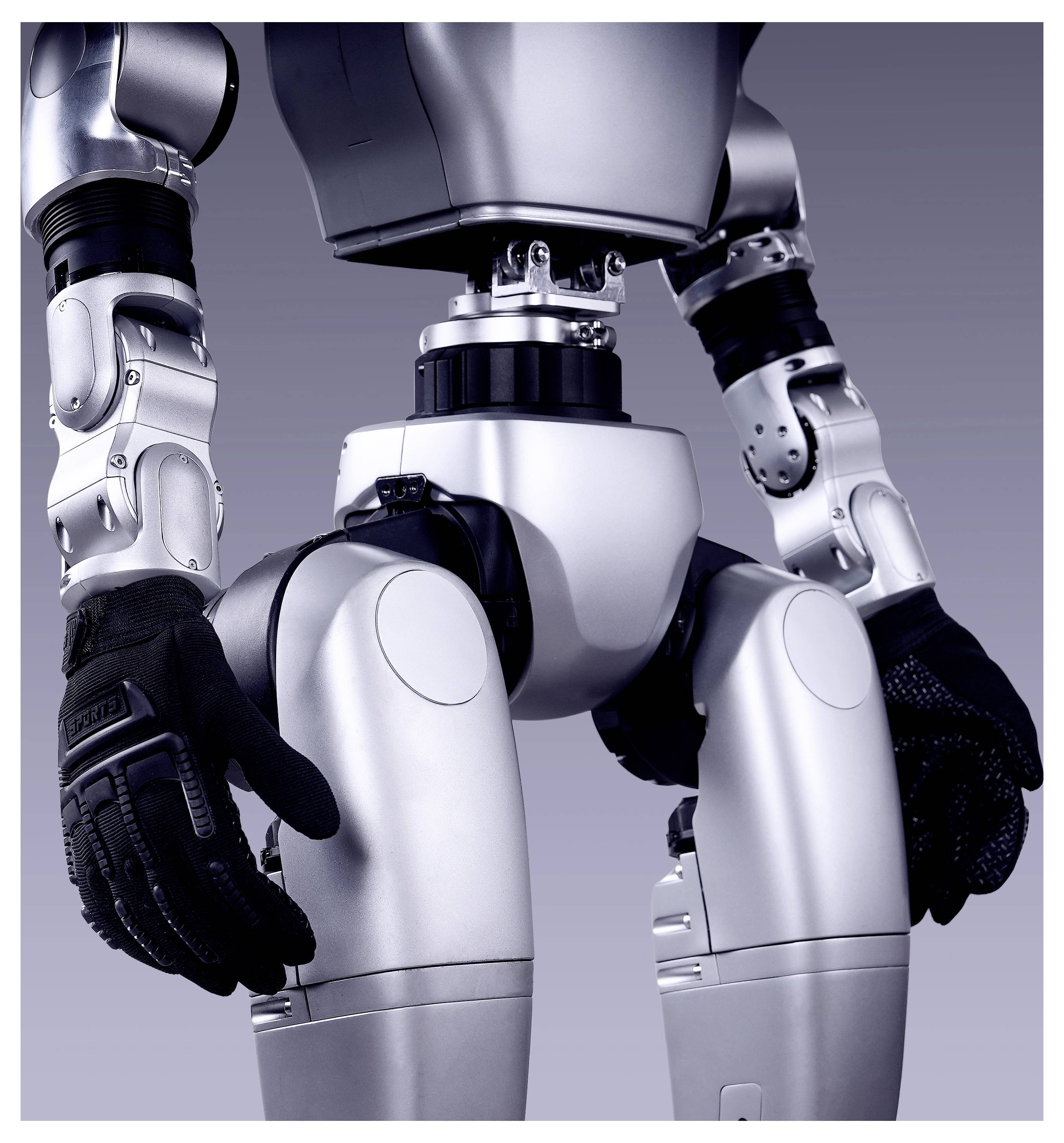 Nahaufnahme der Rumpf-, Bein- und Handschuhbereiche eines humanoiden Roboters vor einem schlichten grauen Hintergrund.