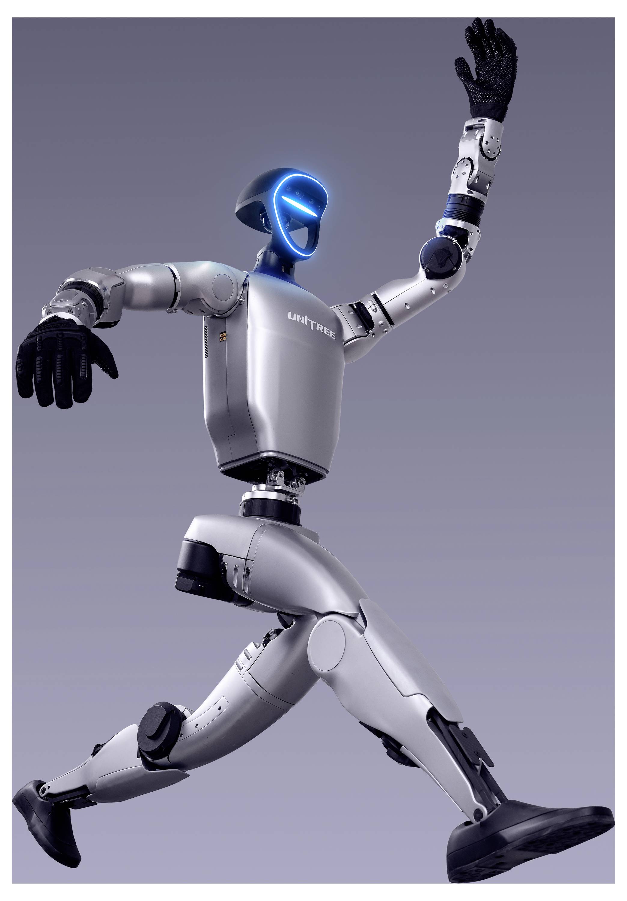 Silberner humanoider Roboter mit leuchtendem blauem Gesicht in einer dynamischen Laufpose vor einem einfachen grauen Hintergrund.
