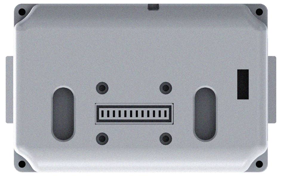 Graues elektronisches Gerätegehäuse mit zentralem Anschlussport, Seitenschlitzen und Schraubenlöchern in den Ecken, von hinten oder von unten gezeigt.