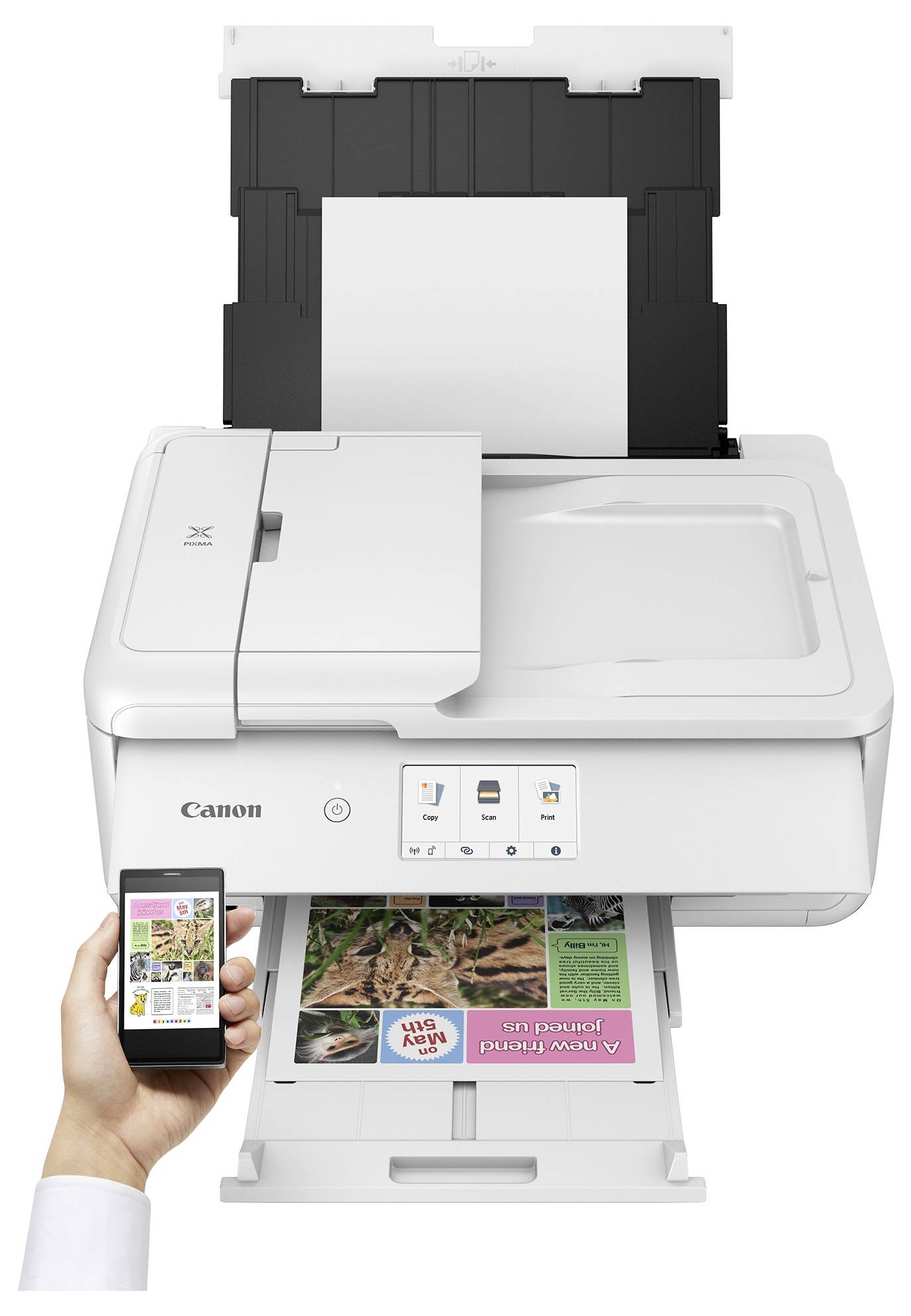 Canon Multifunktionsdrucker druckt eine farbige Fotoseite, mit einer Hand, die ein Smartphone hält, auf dem die Mobile App zur Steuerung des Drucks angezeigt wird.