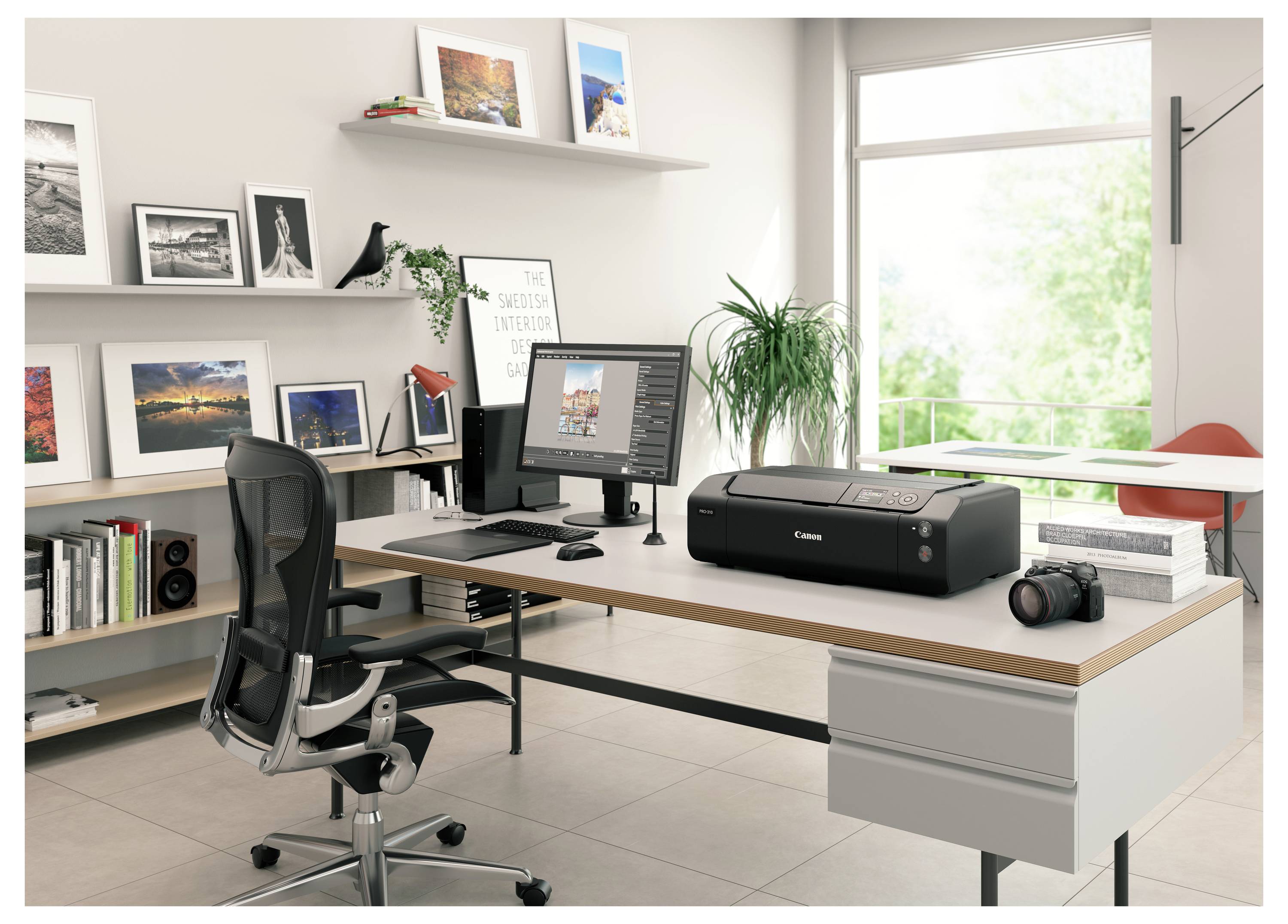 Modernes Homeoffice mit Schreibtisch, Computermonitor, Drucker, Stuhl, Kamera, Regalen und großem Fenster in einem hellen Raum.