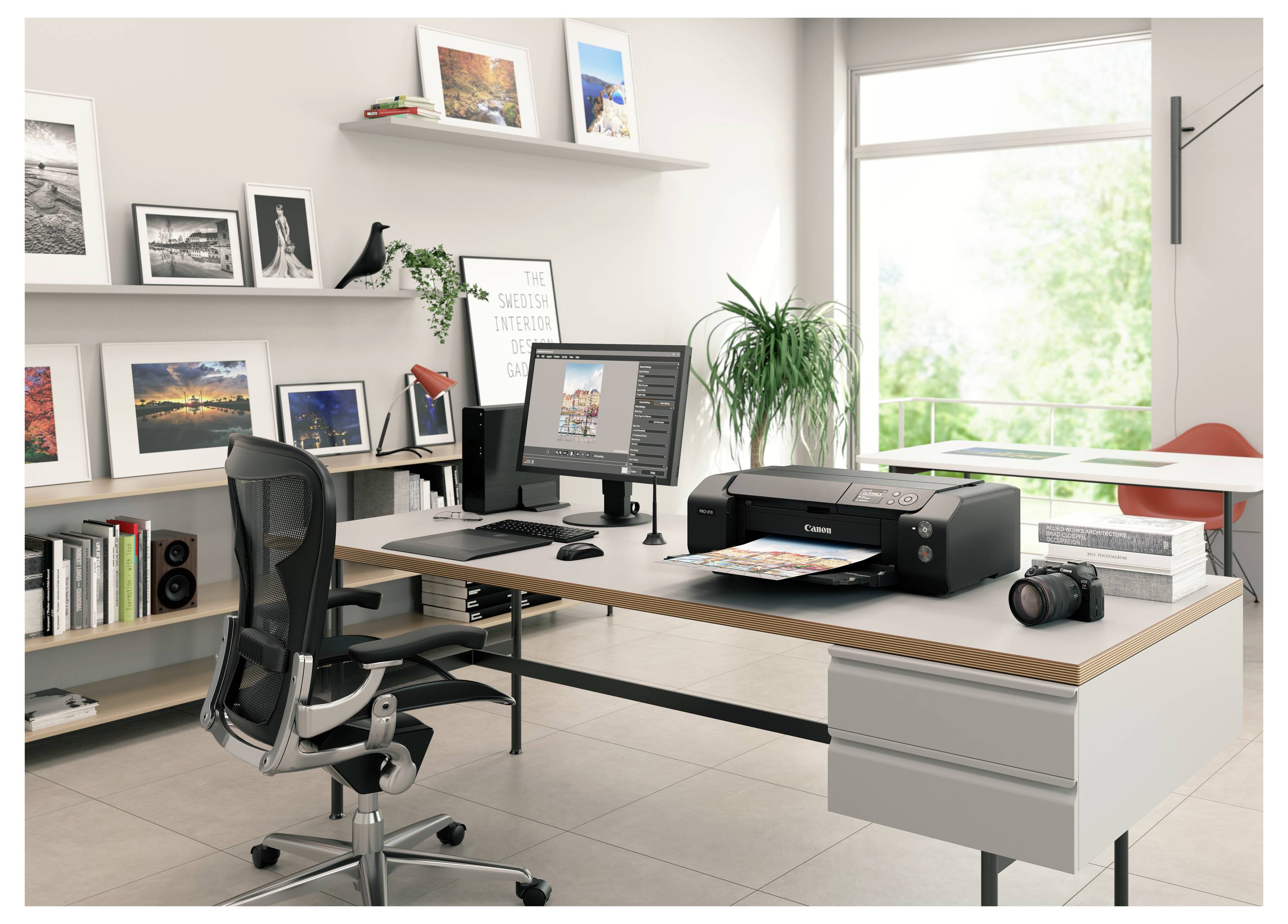 Modernes Homeoffice mit einem Computer, Drucker, Schreibtisch, Stuhl, Regalen und einer Kamera neben einem hellen Fenster.
