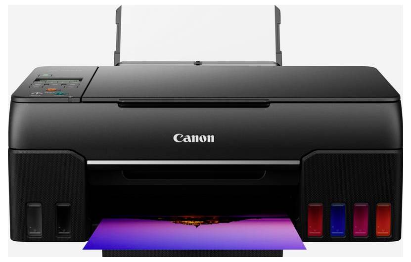 Frontansicht eines Canon-Tintenstrahldruckers, der eine Farbseite druckt, mit sichtbaren Tintentanks auf der rechten Seite und Papierzufuhr oben.