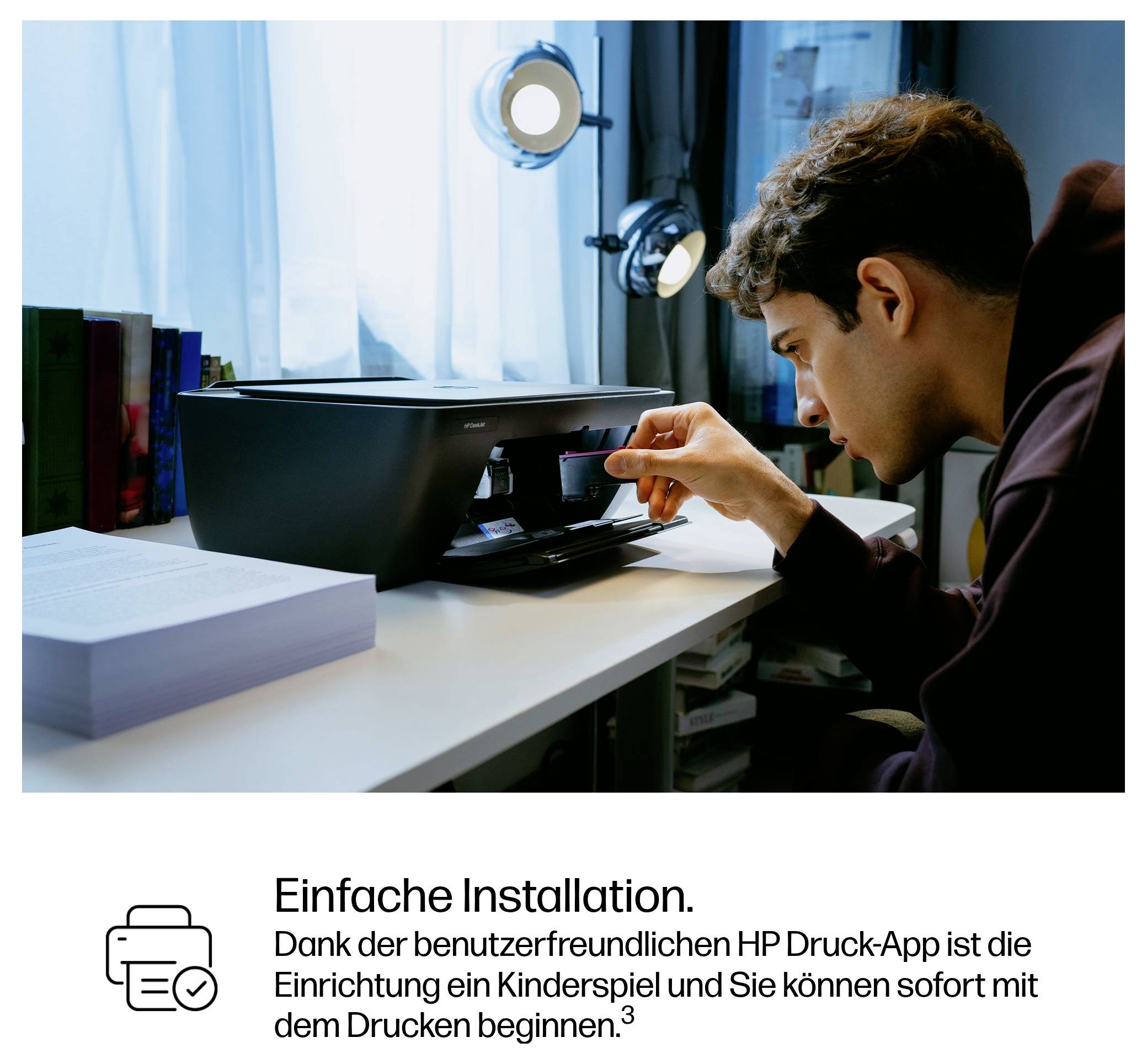 Ein Mann installiert einen HP-Drucker auf einem Schreibtisch; die Beschriftung sagt „Einfache Installation