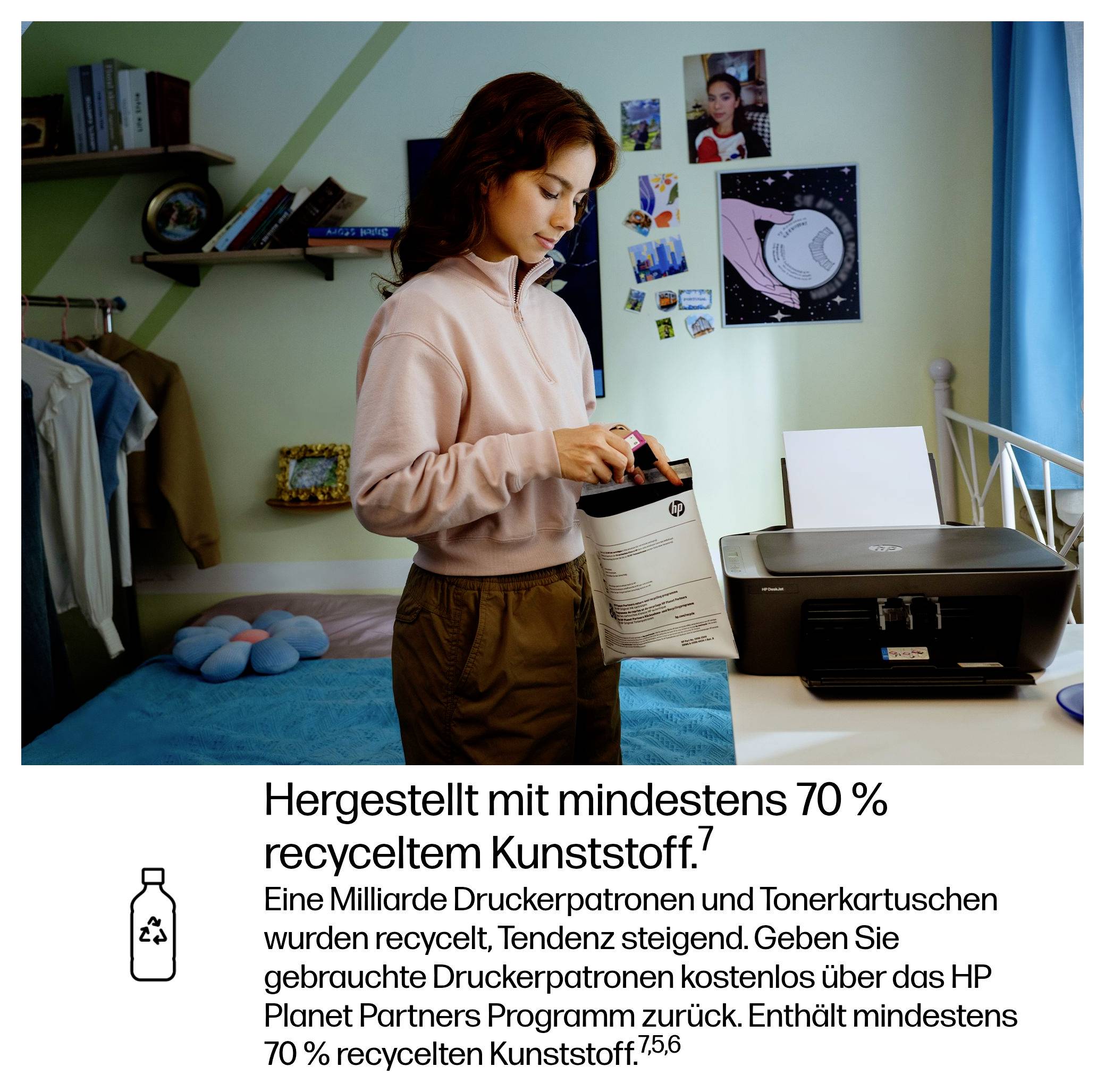 Frau setzt eine Druckerpatrone in eine Schachtel neben einem Heimdrucker ein; deutscher Text besagt, dass sie aus mindestens 70% recyceltem Kunststoff hergestellt ist und bewirbt das Recycling von Patronen.