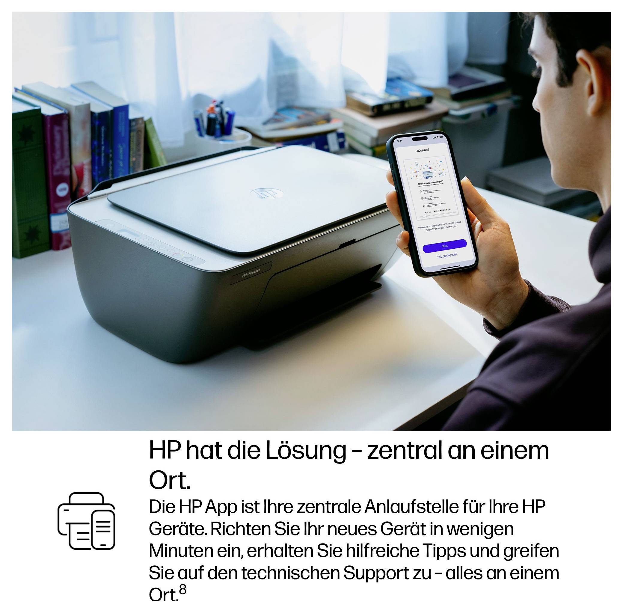 Person, die die HP-App auf einem Smartphone neben einem HP-Drucker auf einem Schreibtisch verwendet; deutsche Anzeige besagt, dass die App der zentrale Anlaufpunkt für HP-Geräte und Support ist.